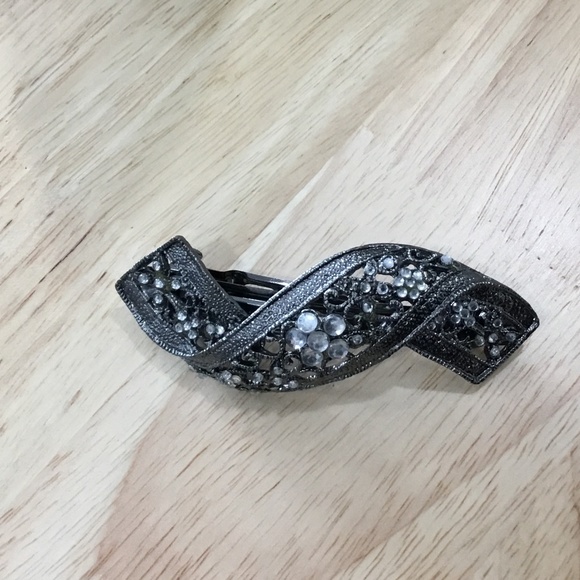 🌸 3/$25 Hair Clip - Picture 2 of 3